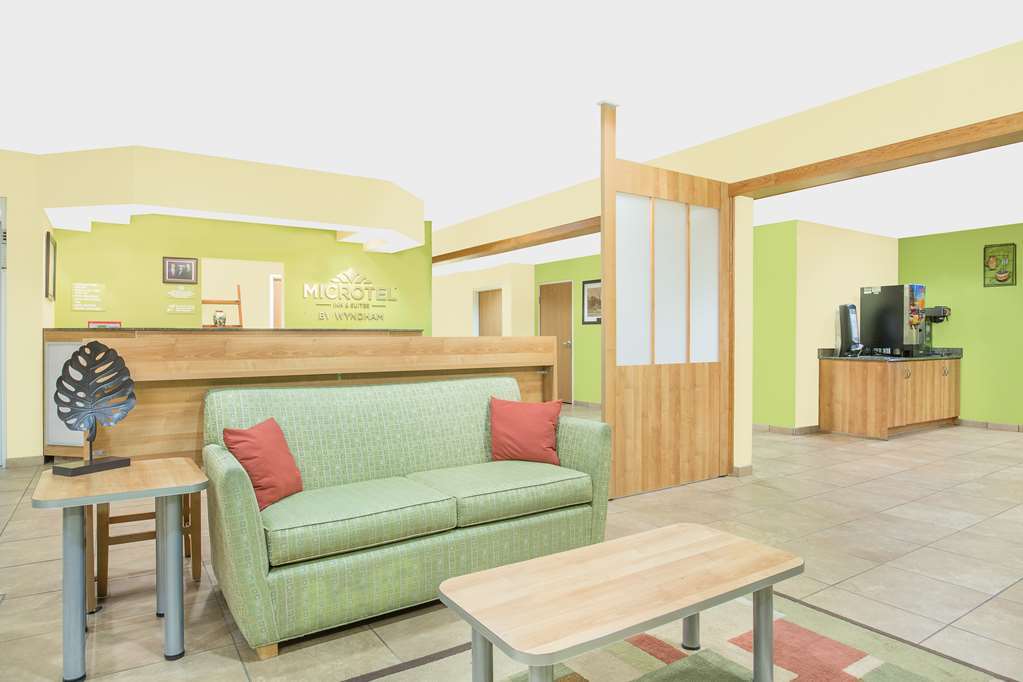 Super 8 By Wyndham Carthage Tx Hotel Interior photo